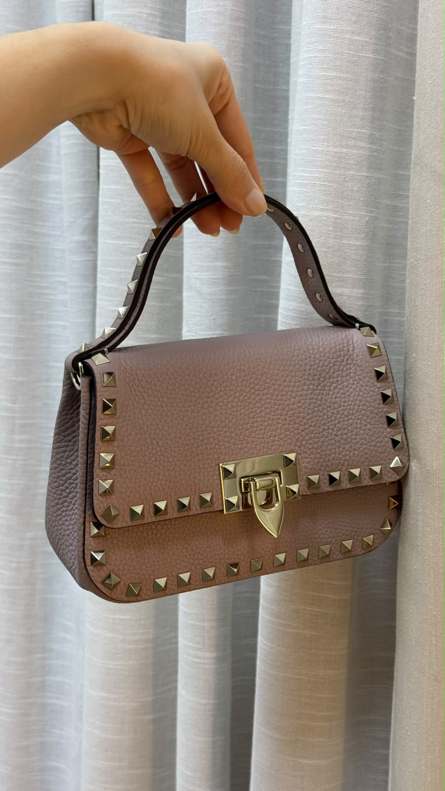 Bolsa Pequena Top Handle Tachas Nude Rose Valentino